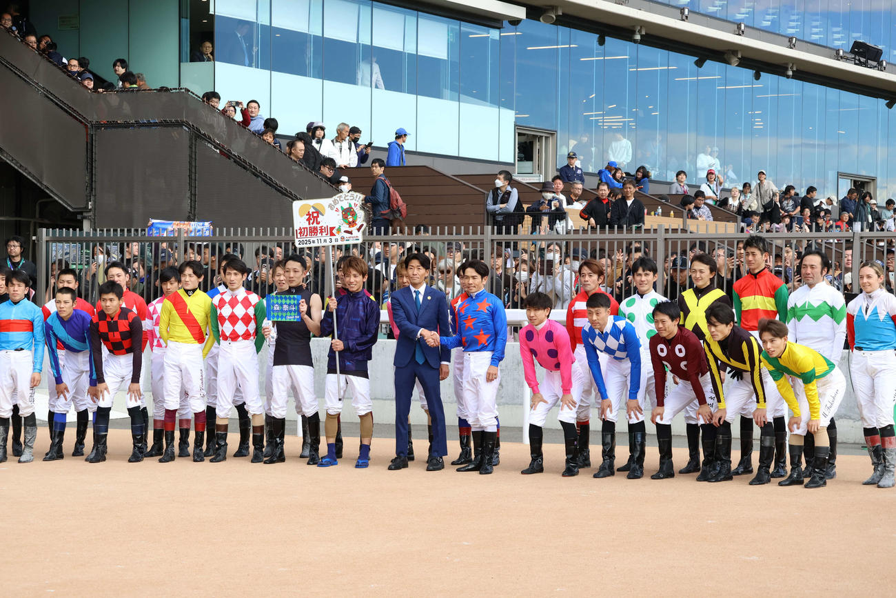 船橋3Rで調教師としての初勝利を挙げ騎手たちに祝福される森泰斗調教師（中央）