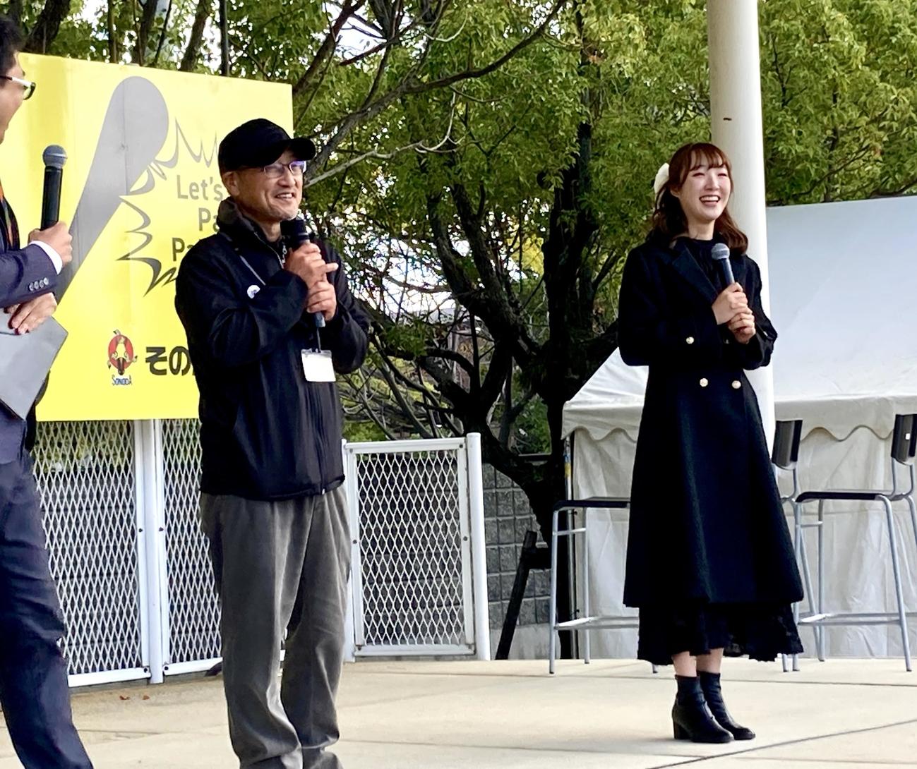 園田競馬場でトークショーに出演した角居勝彦元調教師（中央）と永島まなみ騎手（右）（撮影・太田尚樹）