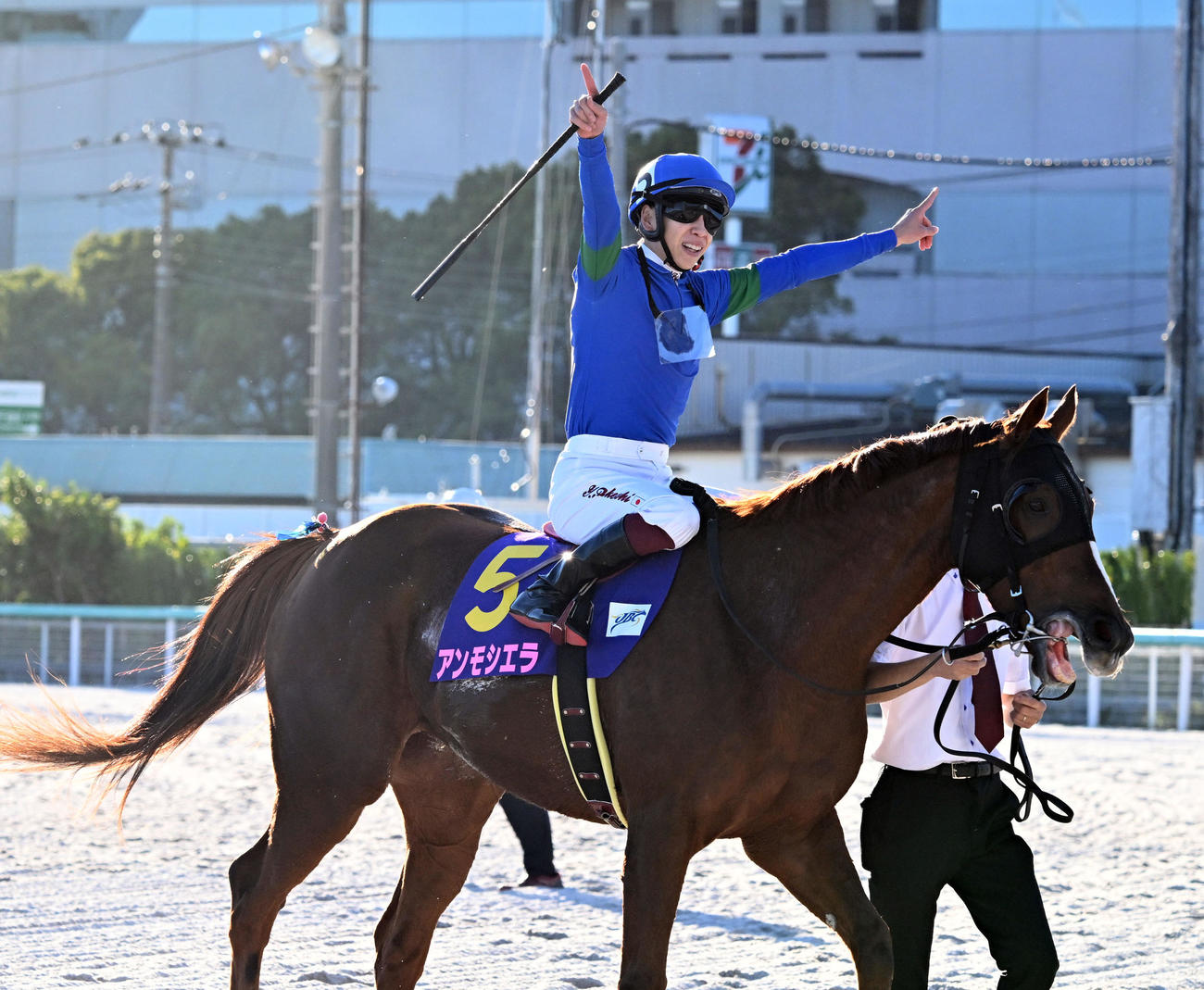 JBCレディスクラッシックをアンモシエラで制し、鞍上で喜ぶ横山武騎手（撮影・千葉一成）