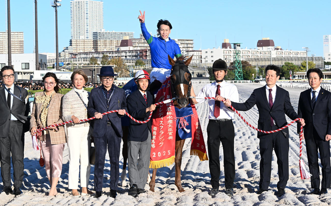 JBCレディスクラッシック制したアンモシエラの口取りをする横山武騎手（撮影・千葉一成）