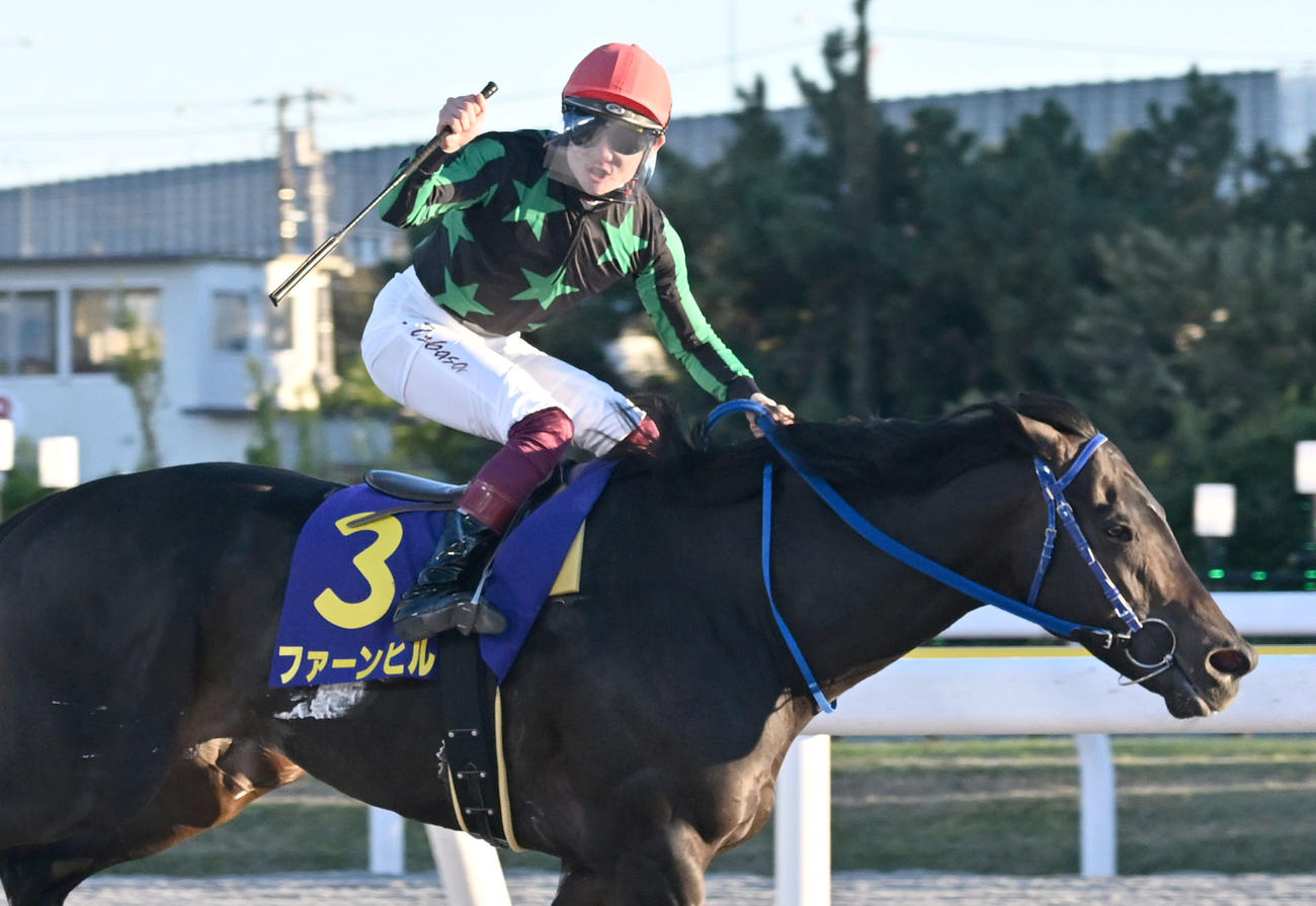 JBCスプリントをファーンヒルで制しガッツポーズの笹川騎手（撮影・千葉一成）