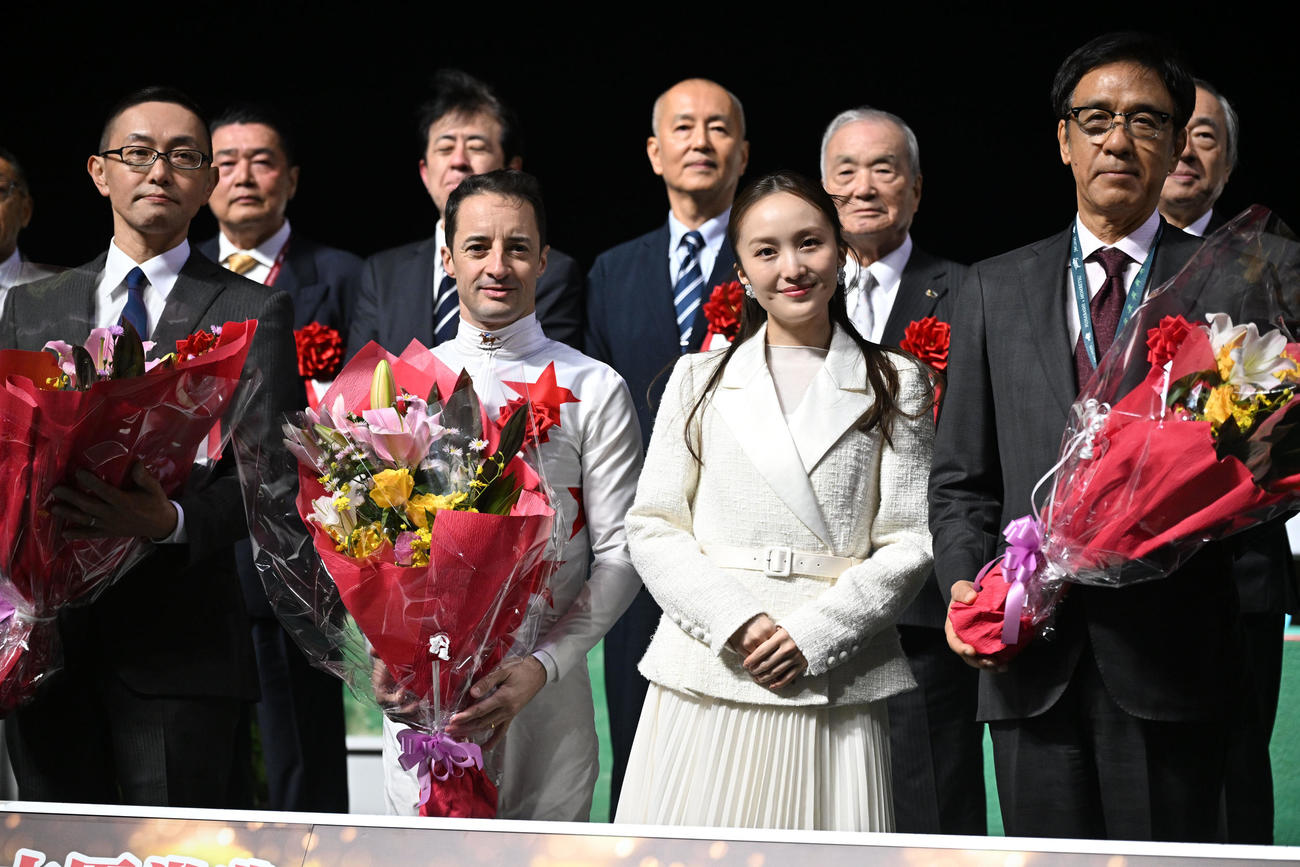 JBCクラシック表彰式でプレゼンター百田夏菜子と記念撮影するルメール騎手（撮影・千葉一成）