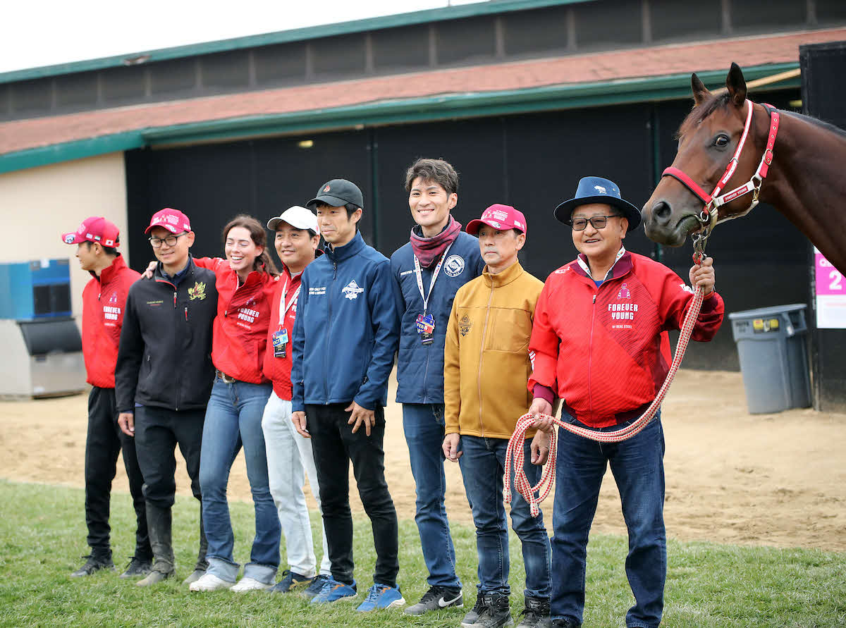 BCクラシック制覇から一夜明けたフォーエバーヤングと矢作厩舎（C）Breeders' Cup