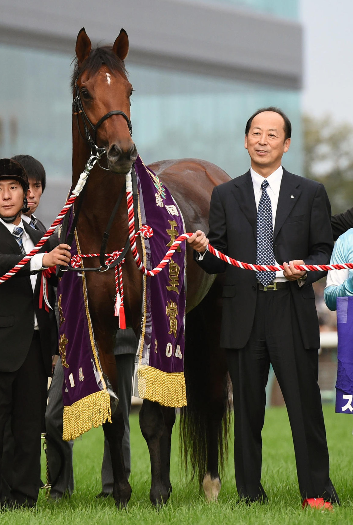 2014年天皇賞・秋、スピルバーグの口取りを行う山本英俊氏