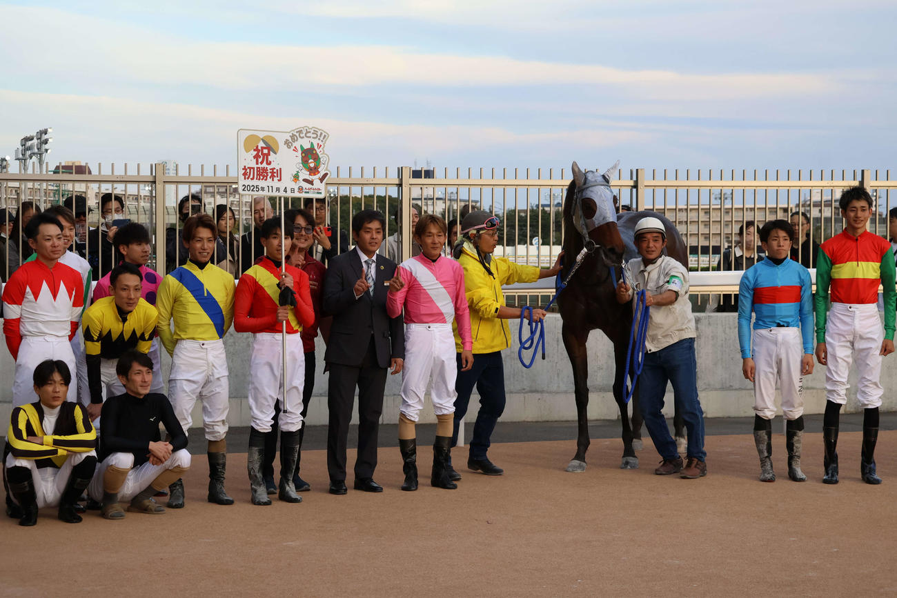 4日の船橋3Rをキュイジニエールで勝ち初勝利を挙げた船橋の石崎駿調教師（右から6人目）