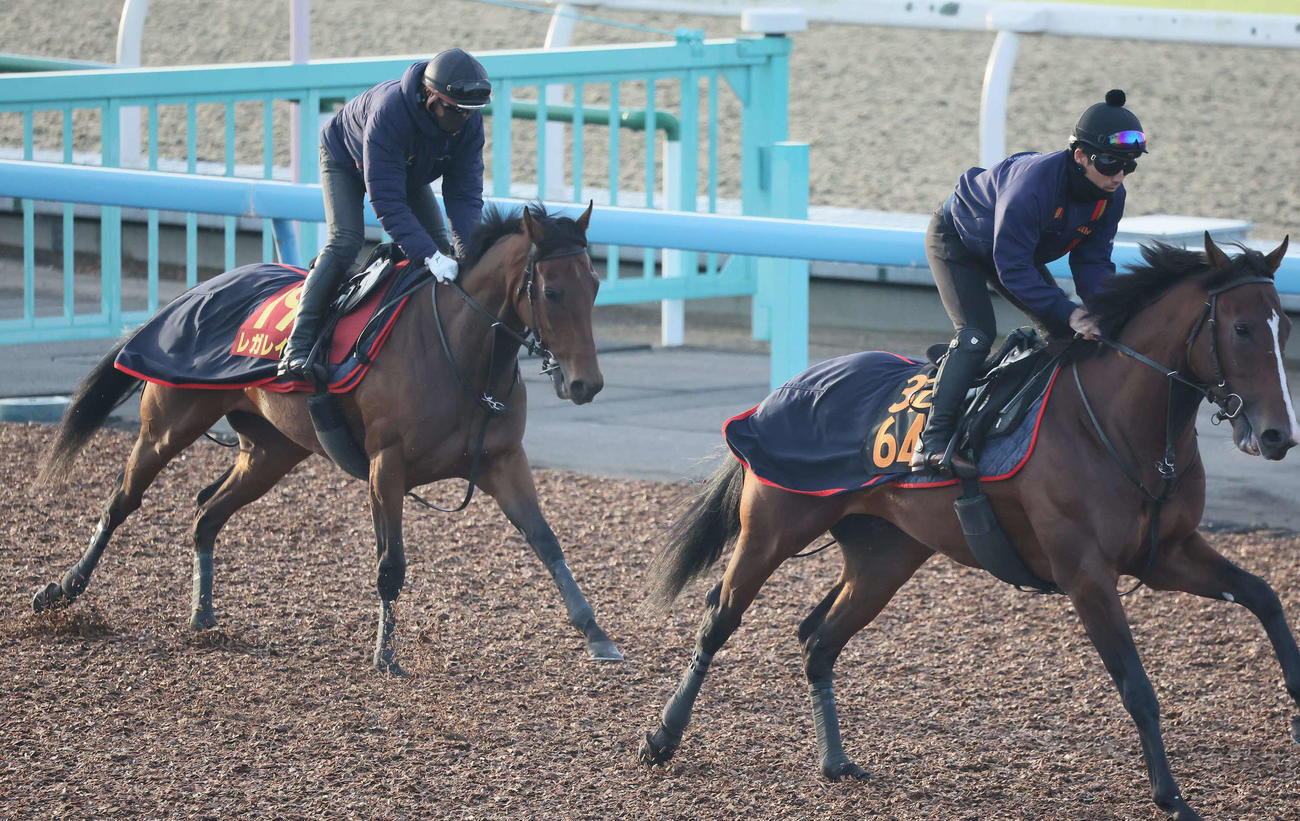 5日、僚馬とともに馬場入りしたレガレイラ（左）