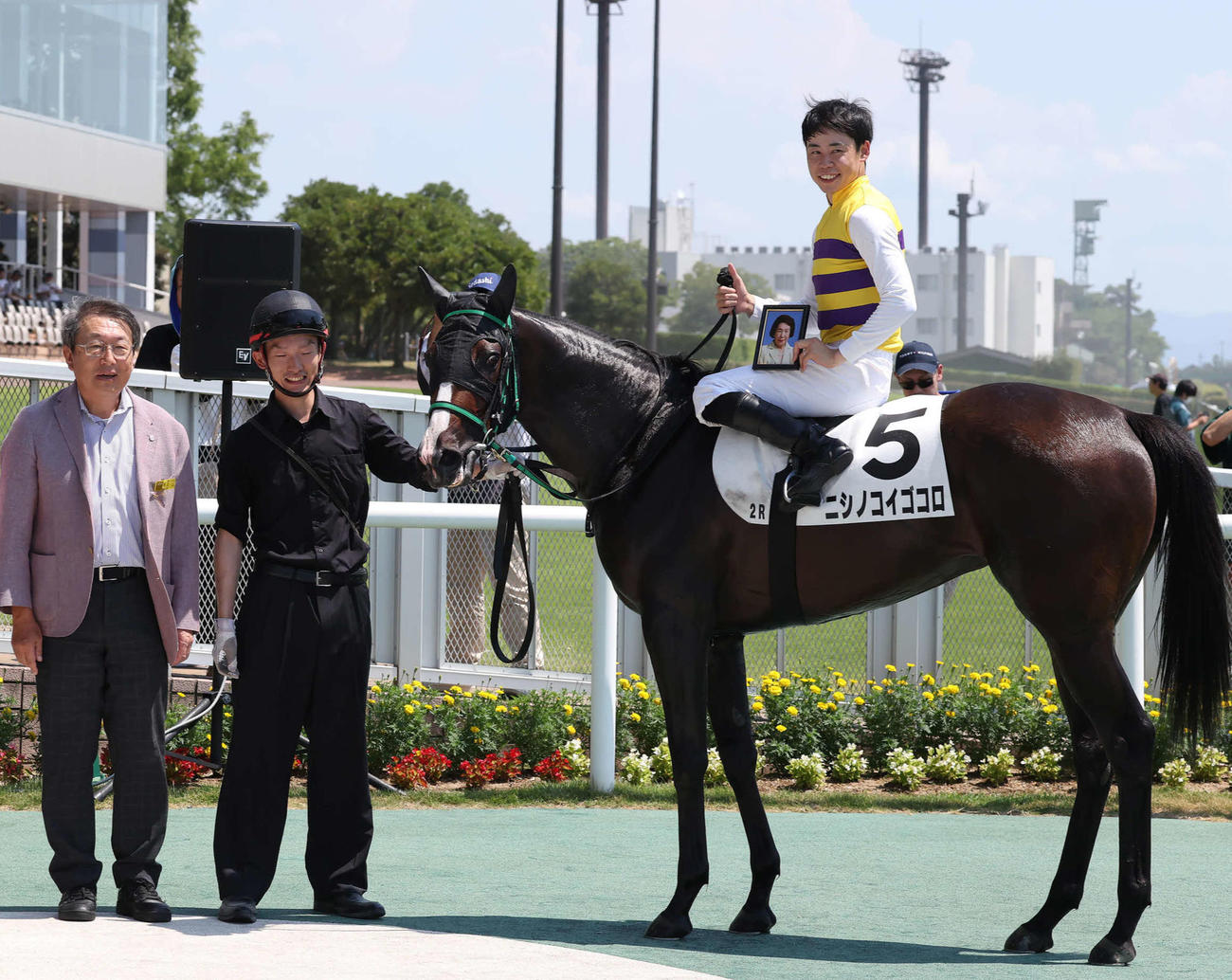 西山茂行オーナー（左）と野中悠太郎騎手（2023年撮影）