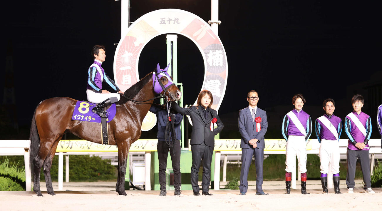 イグナイターと記念撮影をする、左から田中学元騎手、野田オーナー、新子調教師、笹川騎手、笹田騎手、西村淳騎手