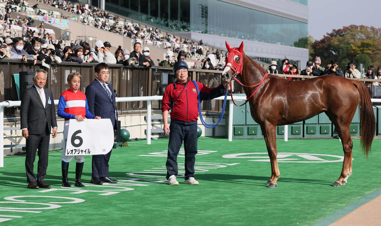 東京6R、2歳新馬戦を制したレオアジャイルの口取りをする岩田康騎手（撮影・丹羽敏通）