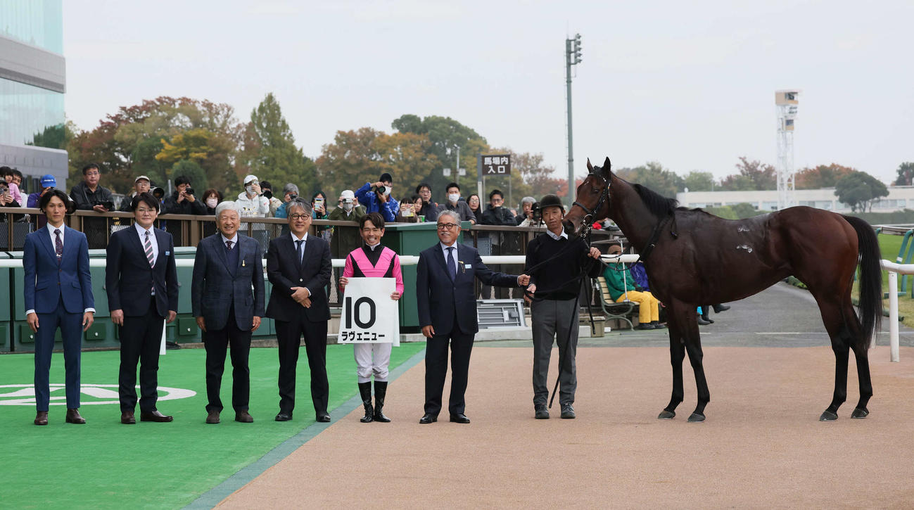 東京5R、2歳新馬戦を快勝したラヴェニューの口取りをする戸崎騎手と関係者（撮影・丹羽敏通）