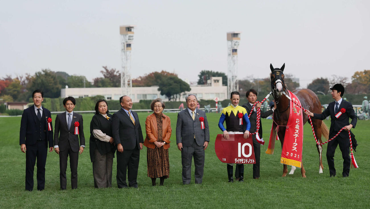 京王杯2歳Sを制したダイヤモンドノットの口取りをする福永師、金子オーナーとルメール騎手（撮影・丹羽敏通）