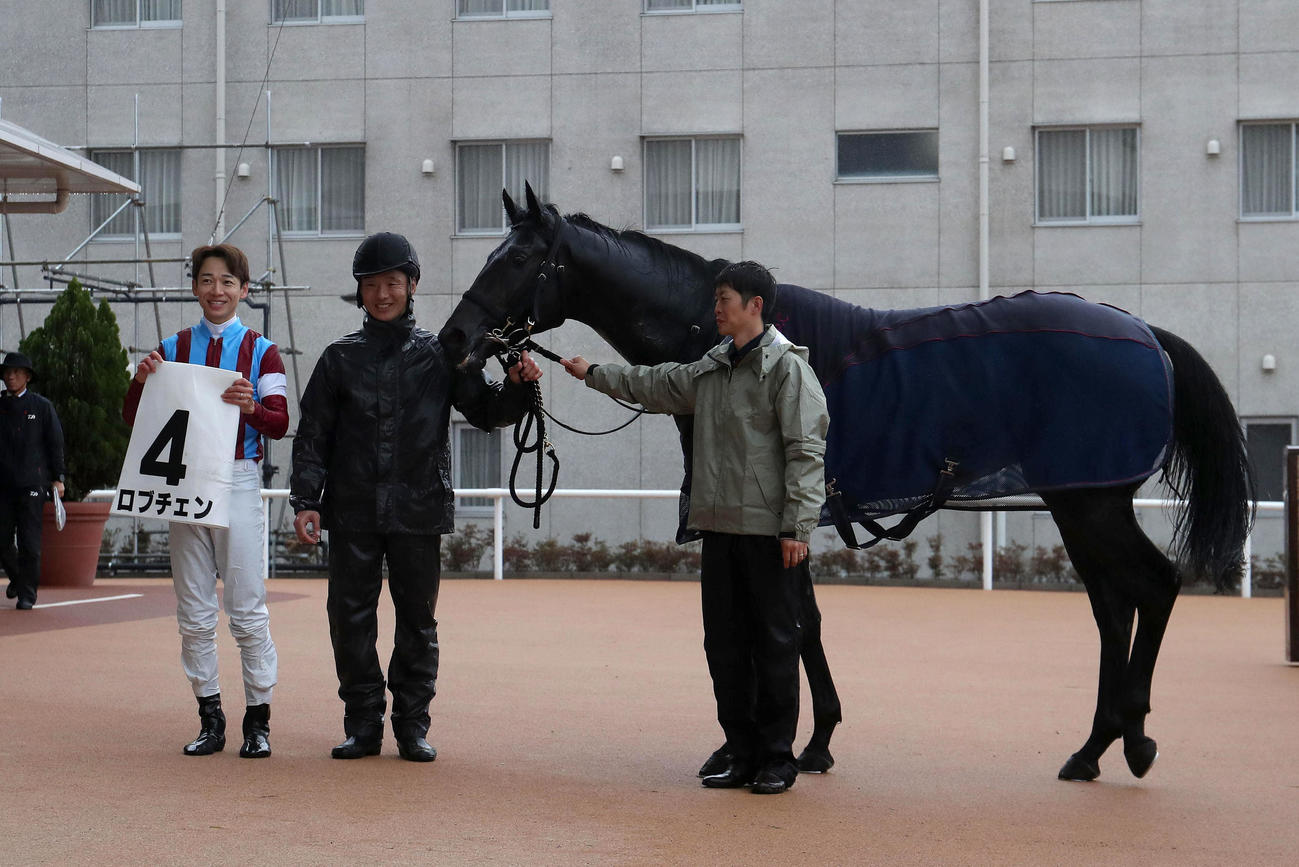 京都5R、新馬戦を制したロブチェンと口取りに並ぶ松山騎手（左）（撮影・白石智彦）