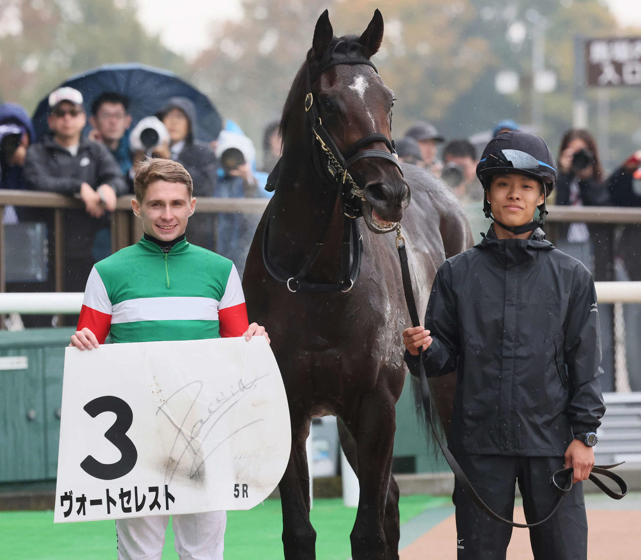 東京5R、2歳新馬戦を制したヴォートセレストの口取りをするプーシャン騎手（撮影・丹羽敏通）