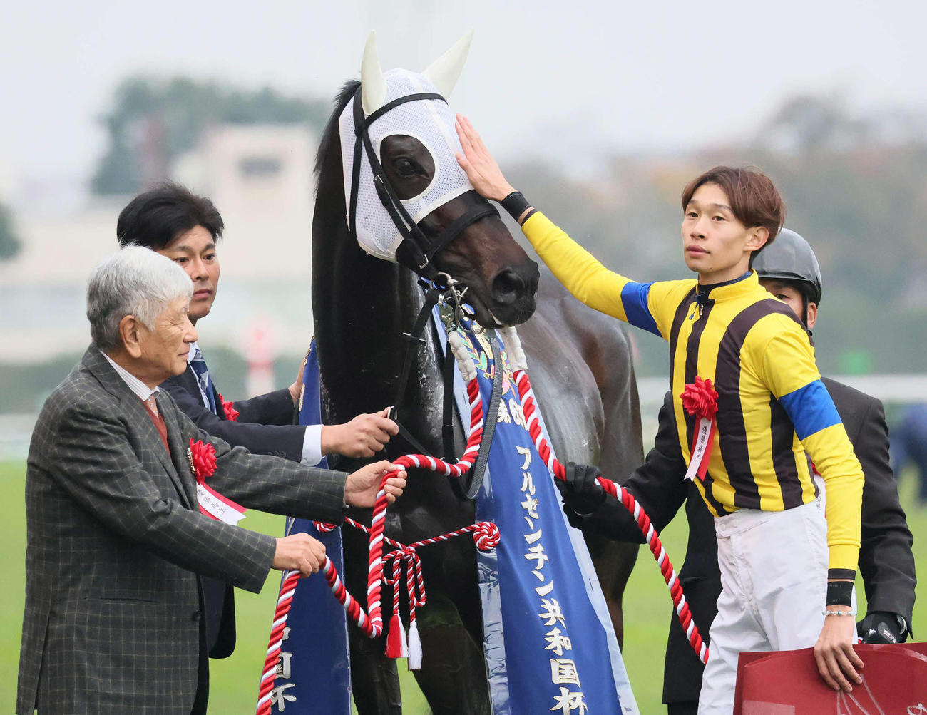 東京11R、アルゼンチン共和国杯を制したミステリーウェイをねぎらう松本騎手（撮影・丹羽敏通）