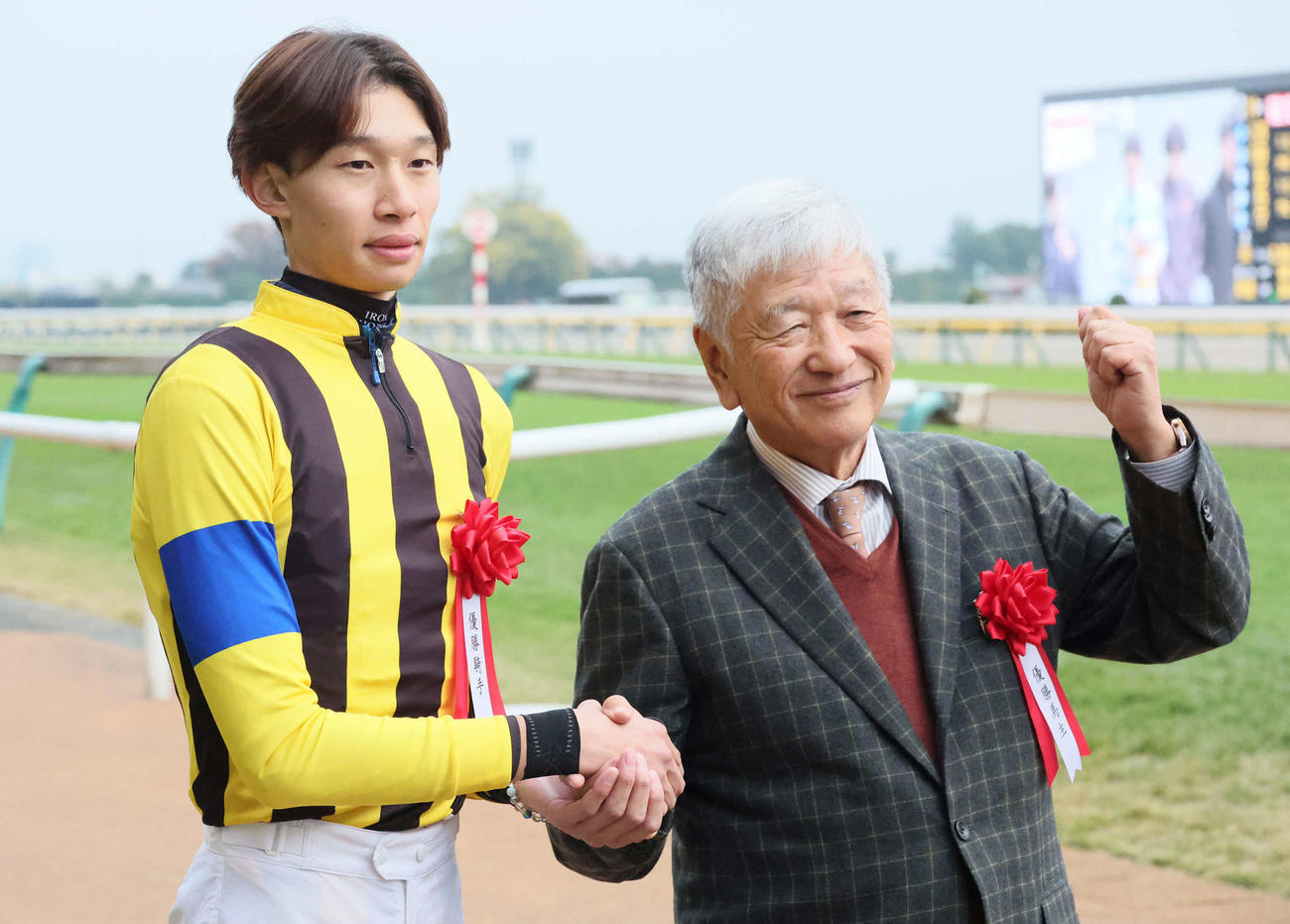 ミステリーウェイでアルゼンチン共和国杯を制して社台レースホースの吉田照哉氏と握手する松本騎手
