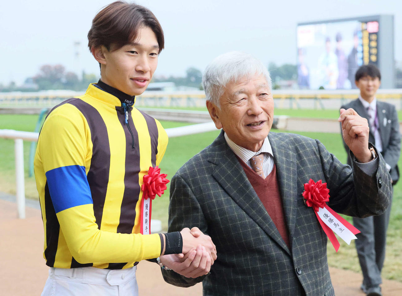 ミステリーウェイでアルゼンチン共和国杯を制して社台レースホースの吉田照哉氏と握手する松本騎手
