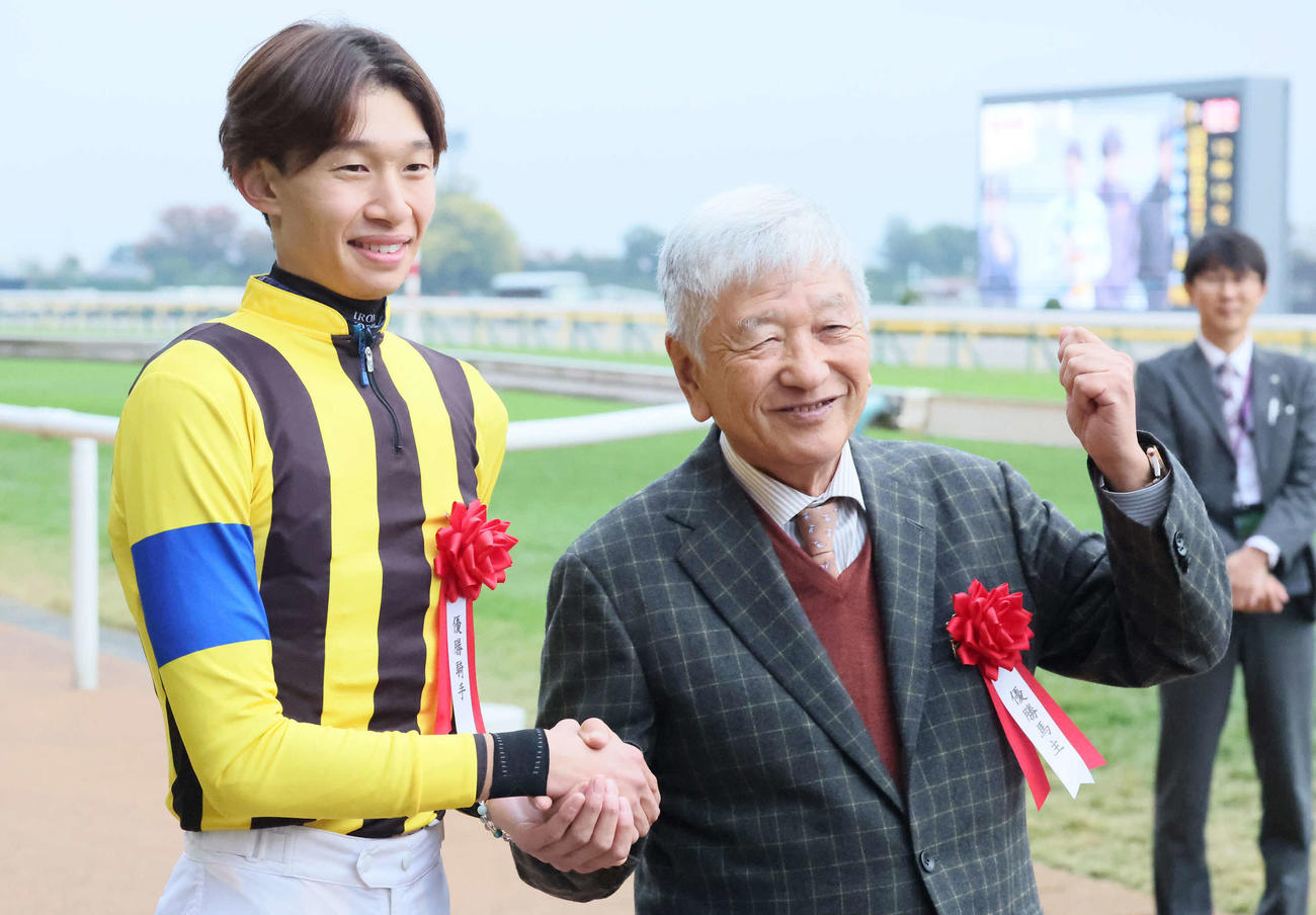 ミステリーウェイでアルゼンチン共和国杯を制して社台レースホースの吉田照哉氏と握手する松本騎手