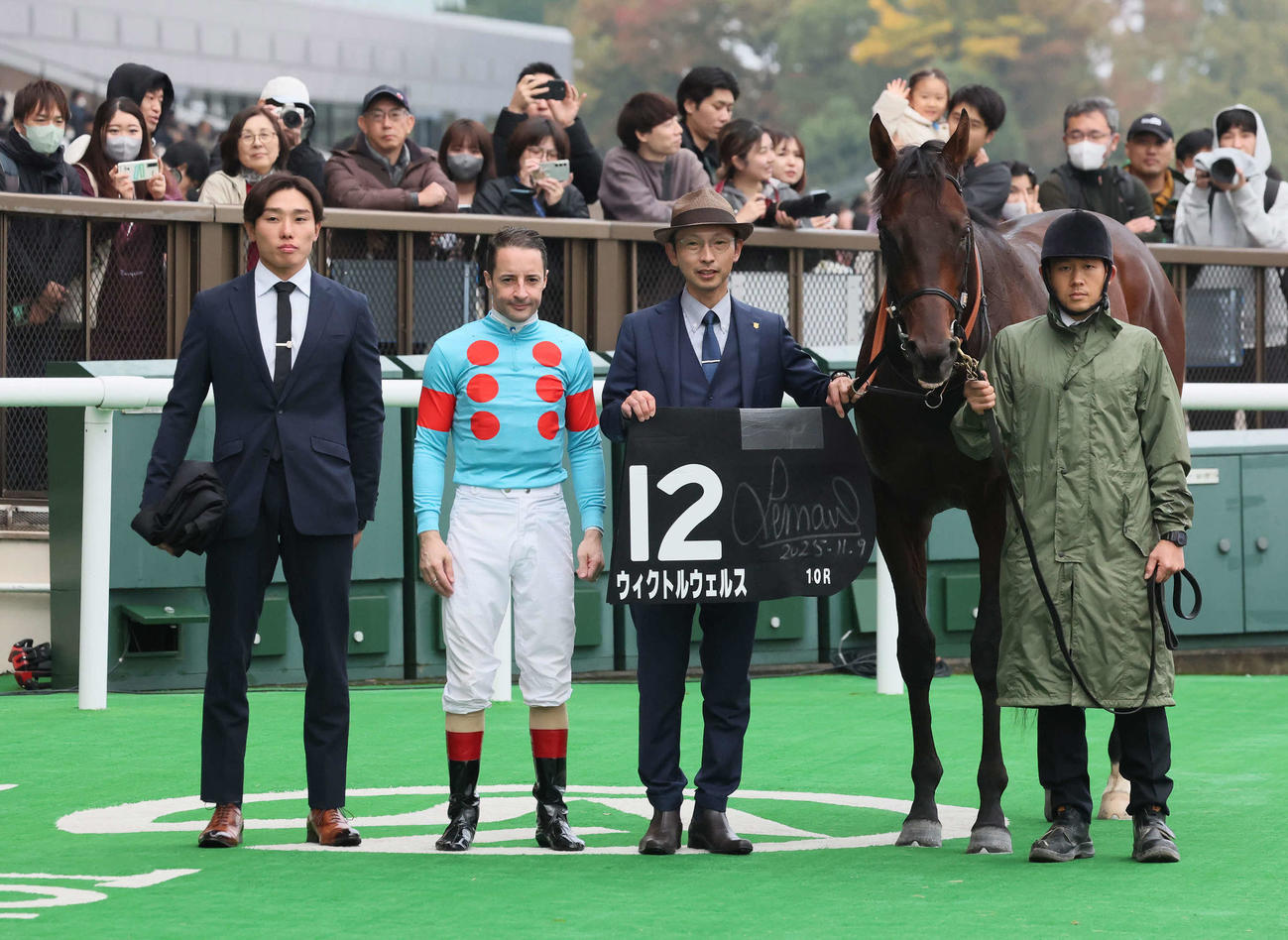 イクイノックスMを制したウィクトルウェルスの口取りをするルメール騎手と宮田師（撮影・丹羽敏通）