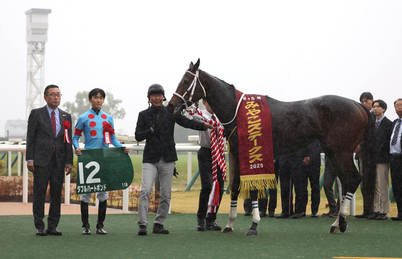 JRAレコードでみやこSを制したダブルハートボンドと口取りに並ぶ坂井騎手（中央）（撮影・白石智彦）