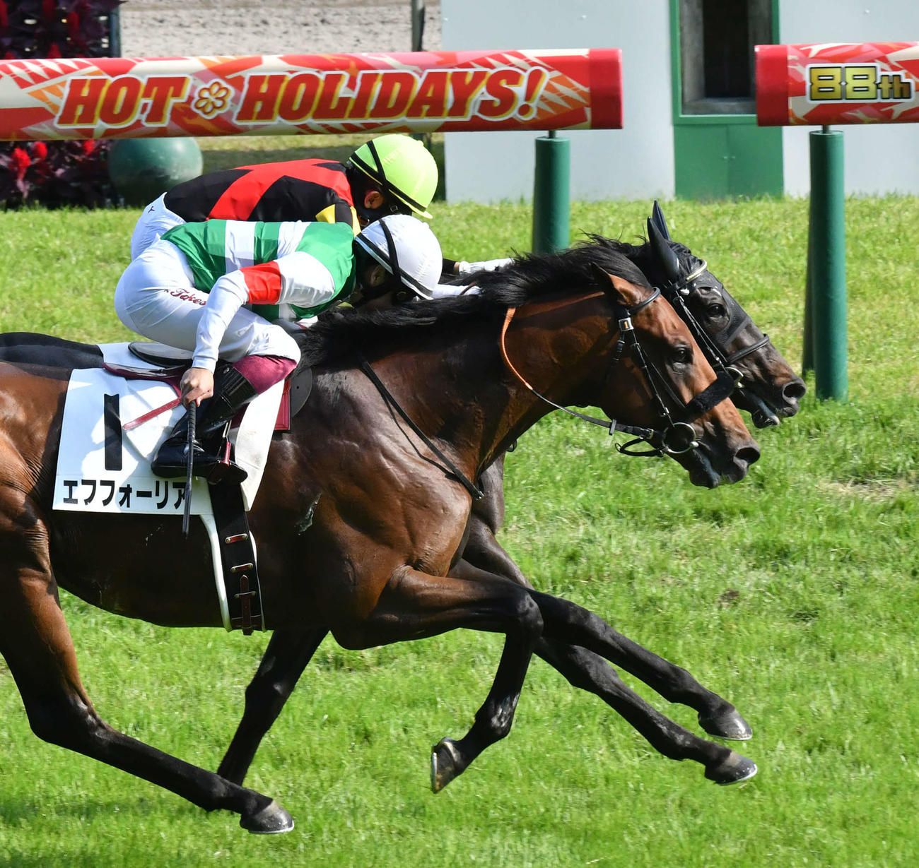 21年、直線抜け出したエフフォーリア（手前）を、シャフリヤールが鼻差でとらえダービーを制した