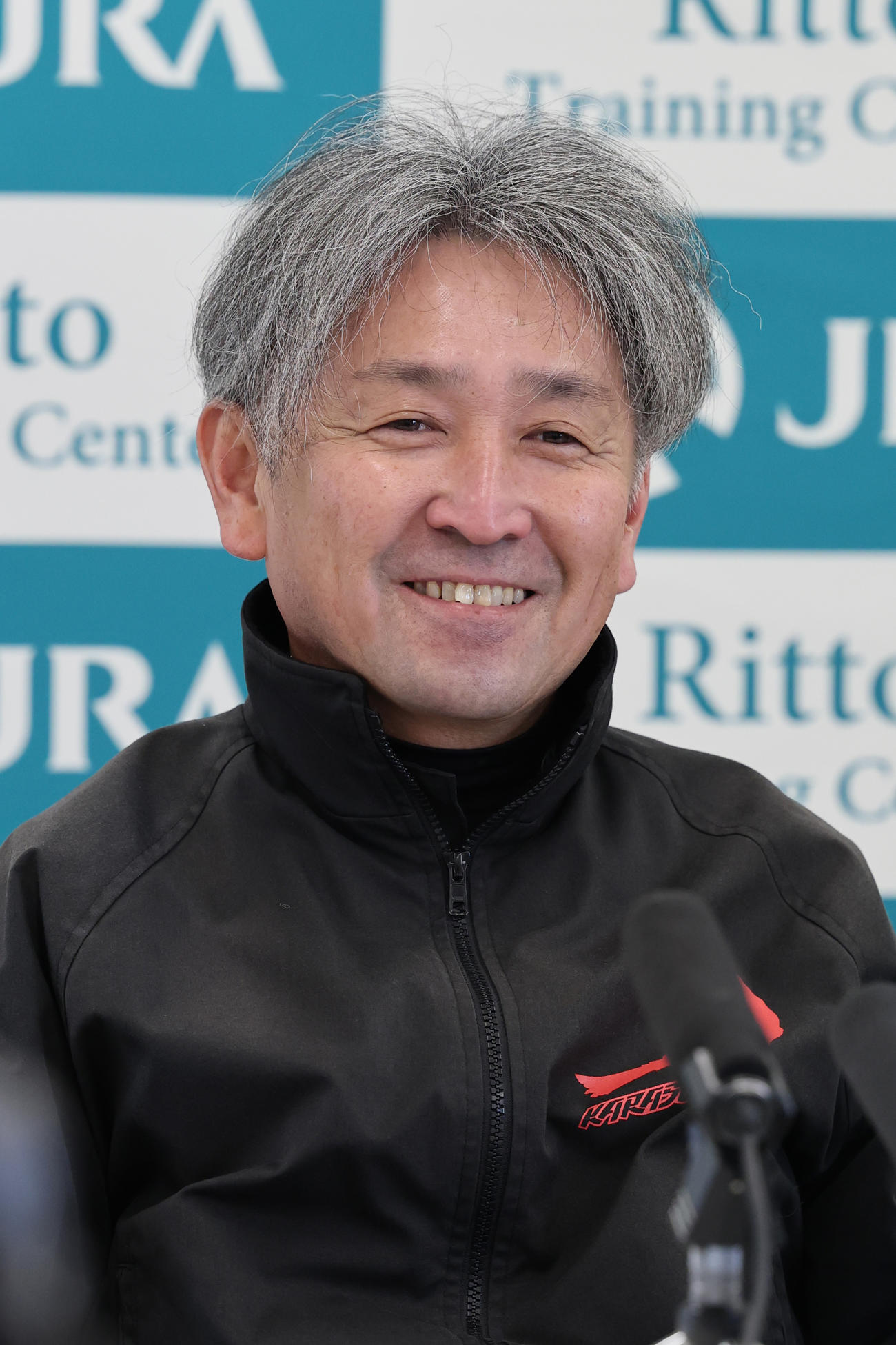 会見で笑顔を見せるパラディレーヌの千田輝彦調教師