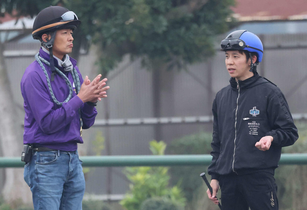 トウシンマカオの追い切りを終えて高柳瑞師と話す団野騎手（撮影・丹羽敏通）