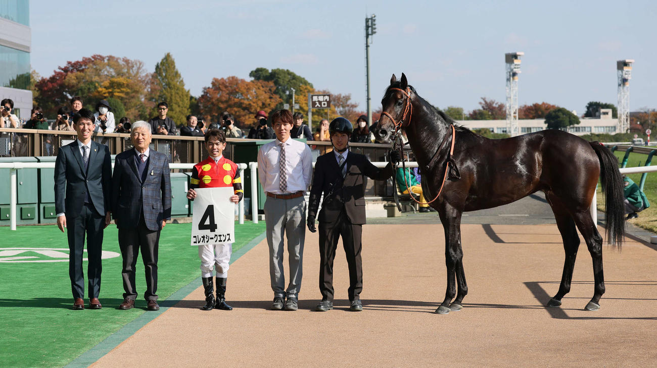 東京5R、2歳新馬戦を制したコレオシークエンスの口取りをする戸崎騎手（撮影・丹羽敏通）