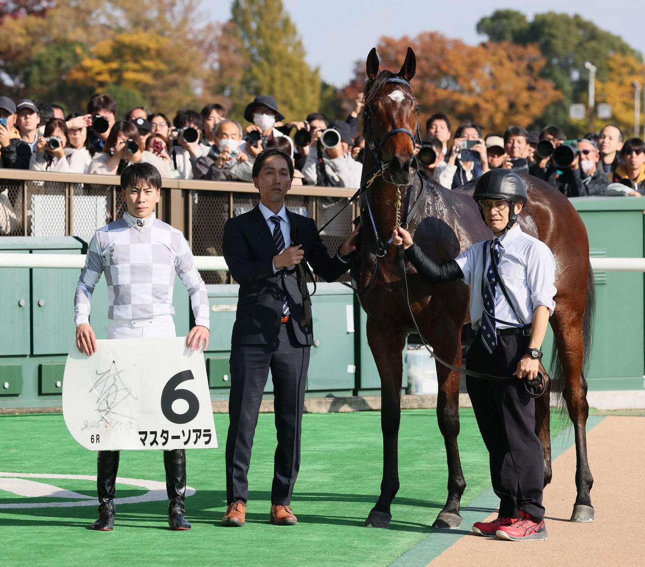 東京6R、2歳新馬戦を制したマスターソアラの口取りをする横山武騎手（撮影・丹羽敏通）
