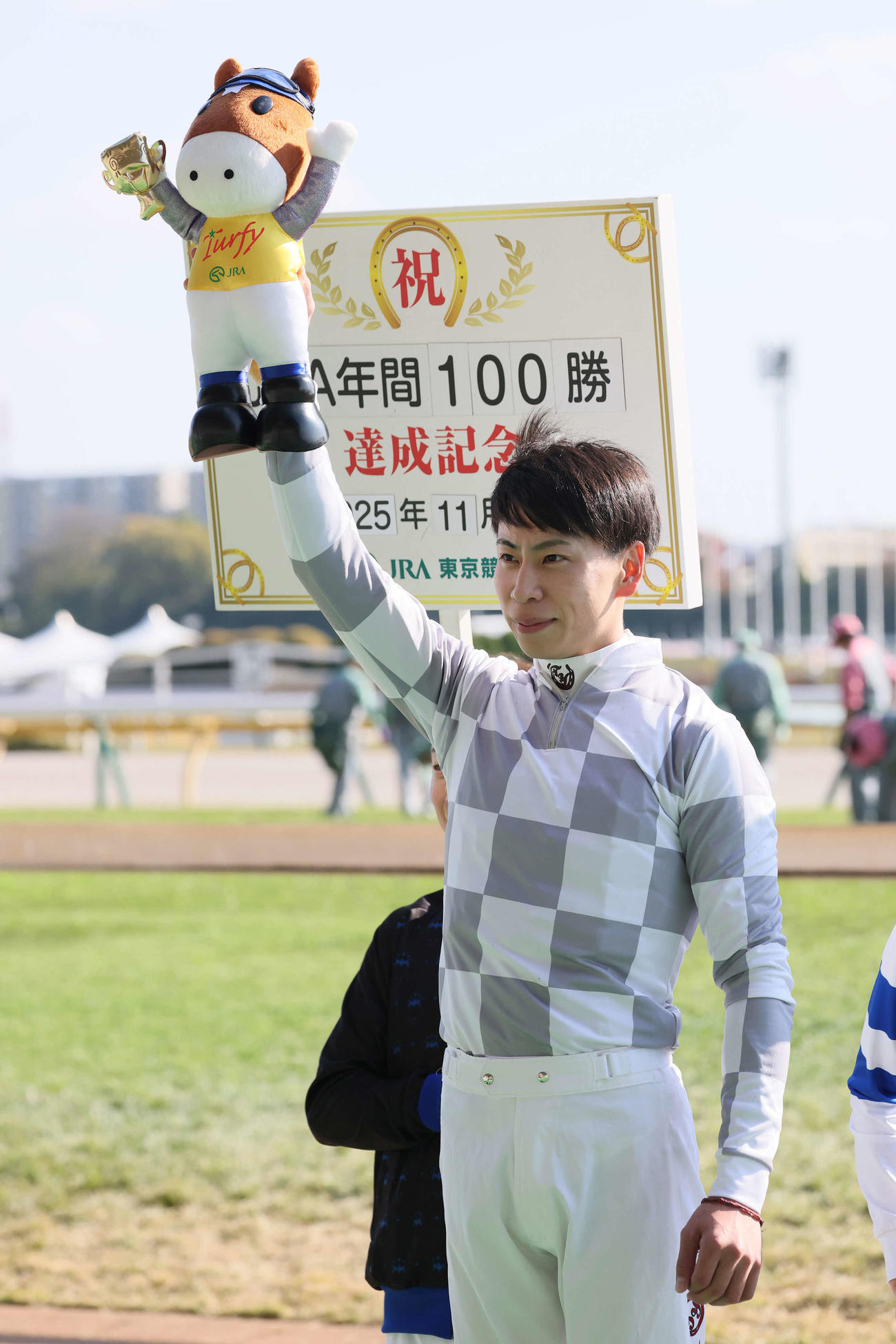東京6R、マスターソアラで2歳新馬戦を制してJRA年間100勝を達成した横山武騎手（撮影・丹羽敏通）