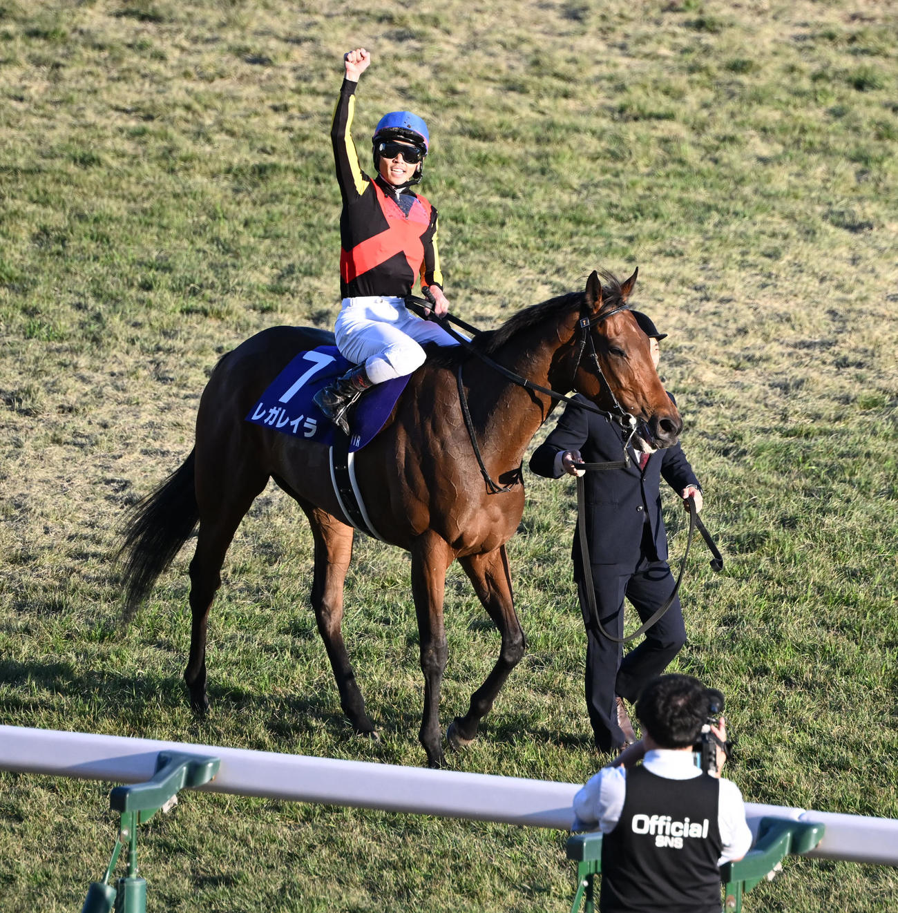レガレイラでエリザベス女王杯を制しガッツポーズする戸崎圭太騎手（撮影・和賀正仁）