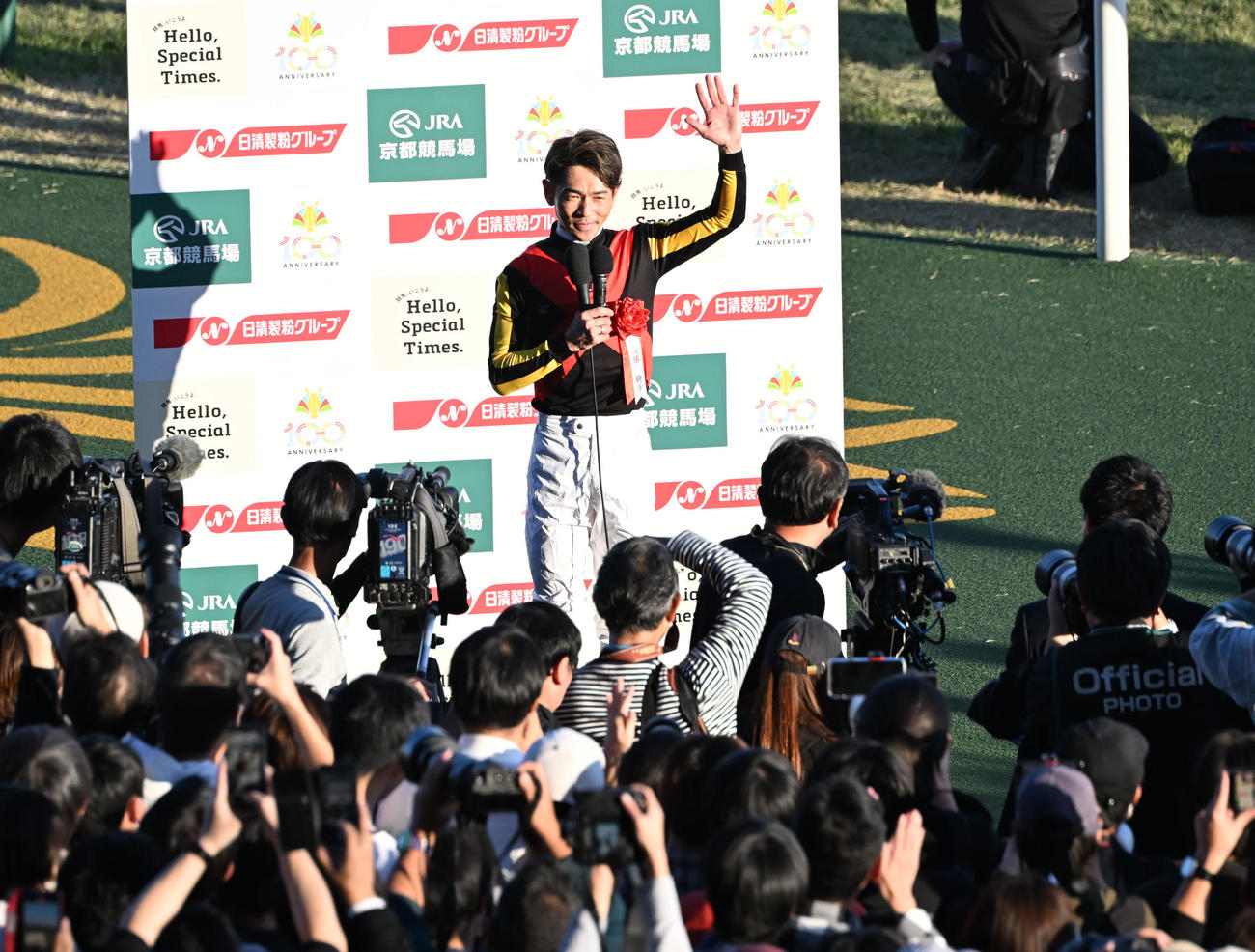 ファンに手を振る戸崎圭太騎手（撮影・和賀正仁）