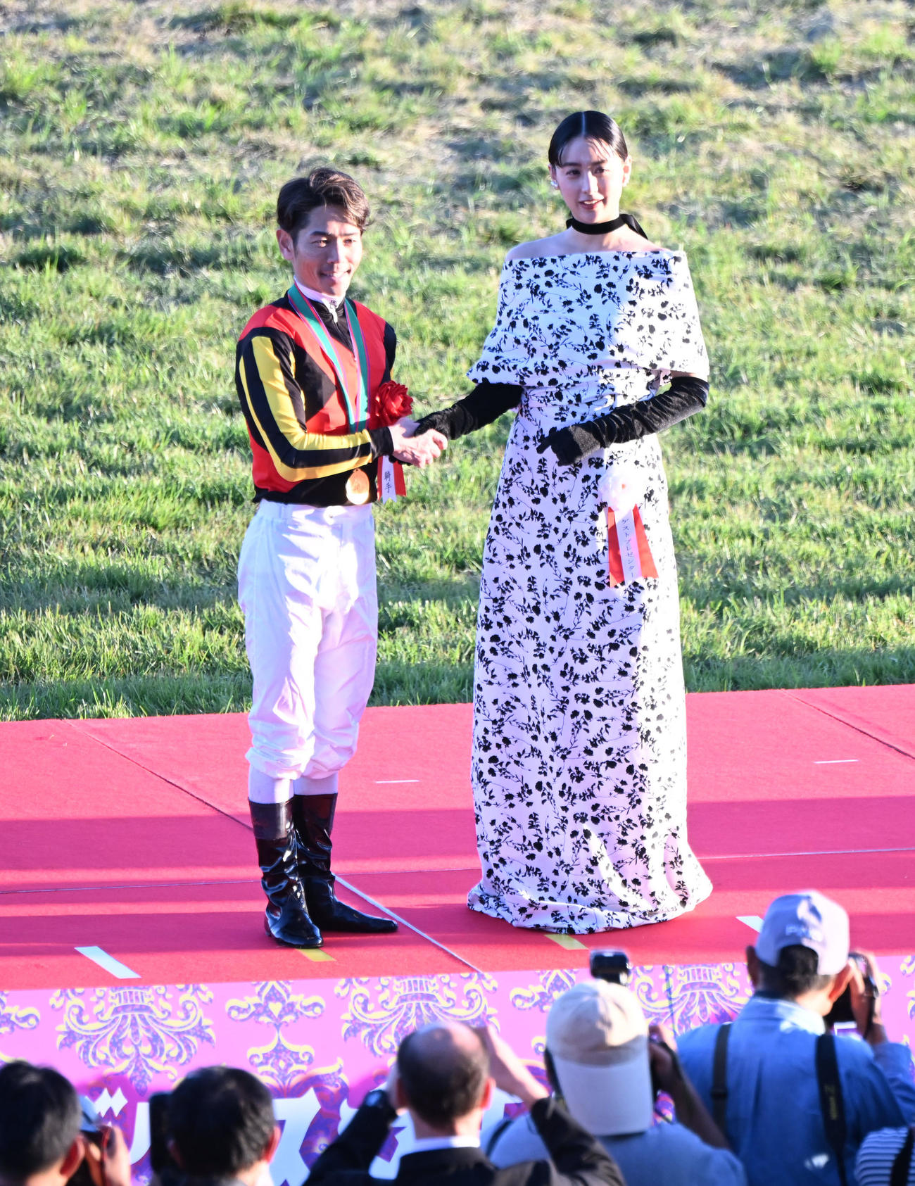 山本美月（右）から祝福される戸崎圭太騎手（撮影・和賀正仁）
