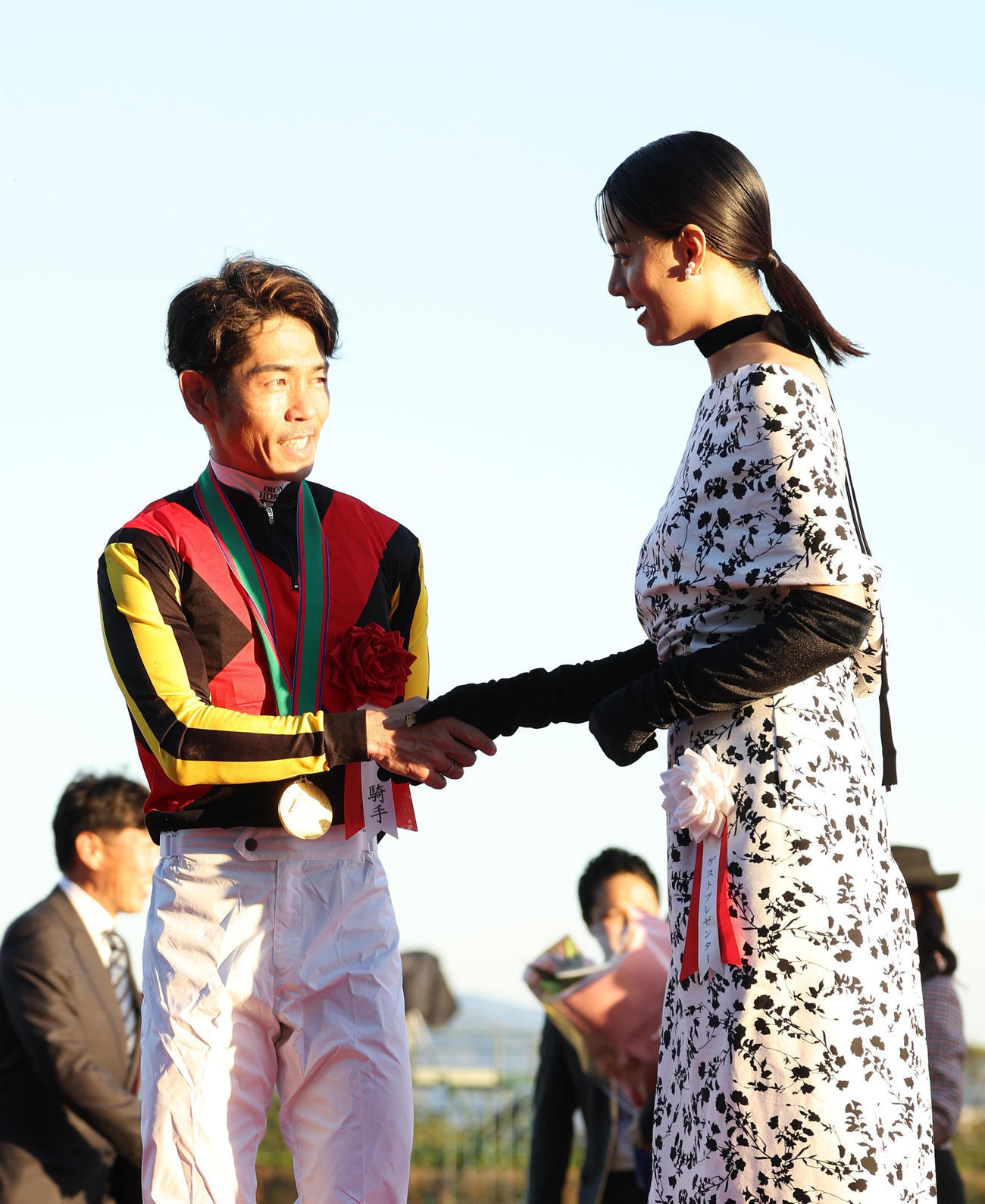 握手する戸崎騎手（左）とプレゼンターのプレゼンター山本美月（撮影・白石智彦）