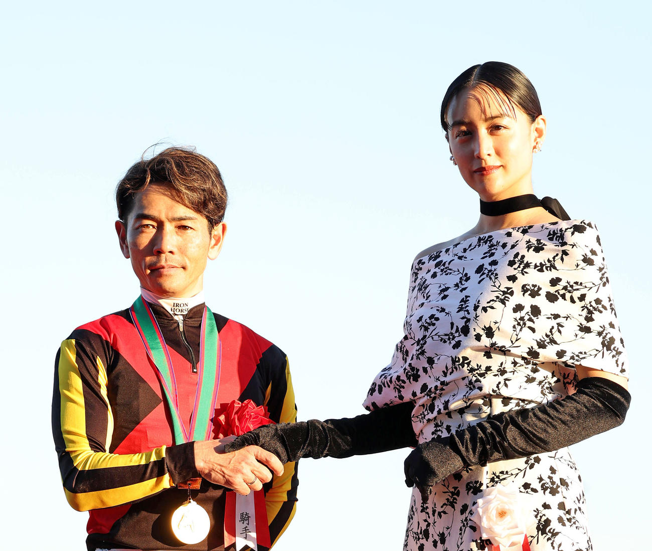 握手する戸崎騎手（左）とプレゼンターの山本美月（撮影・白石智彦）