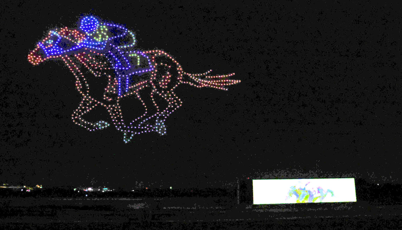 京都競馬場の夜空を駆けるディープインパクト（撮影・白石智彦）