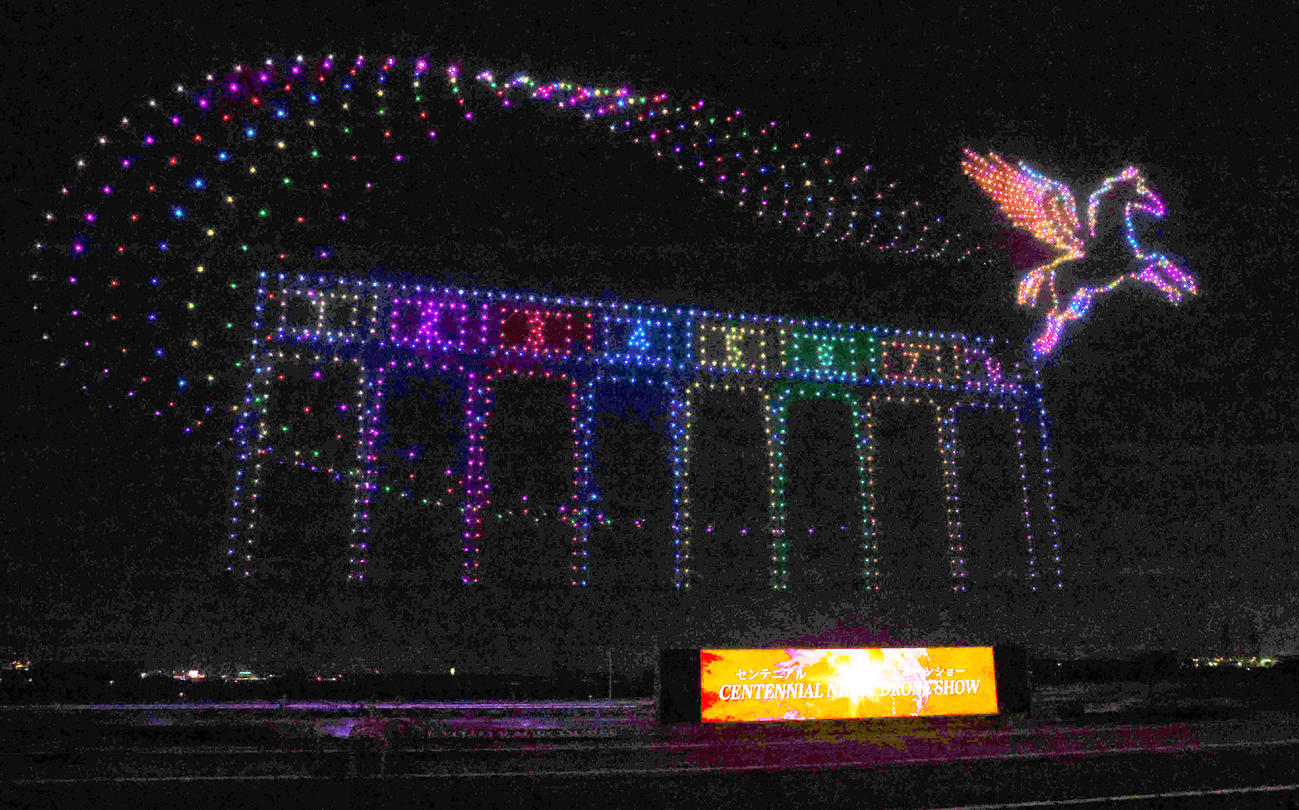 京都競馬場の夜空を彩るドローンショー（撮影・白石智彦）