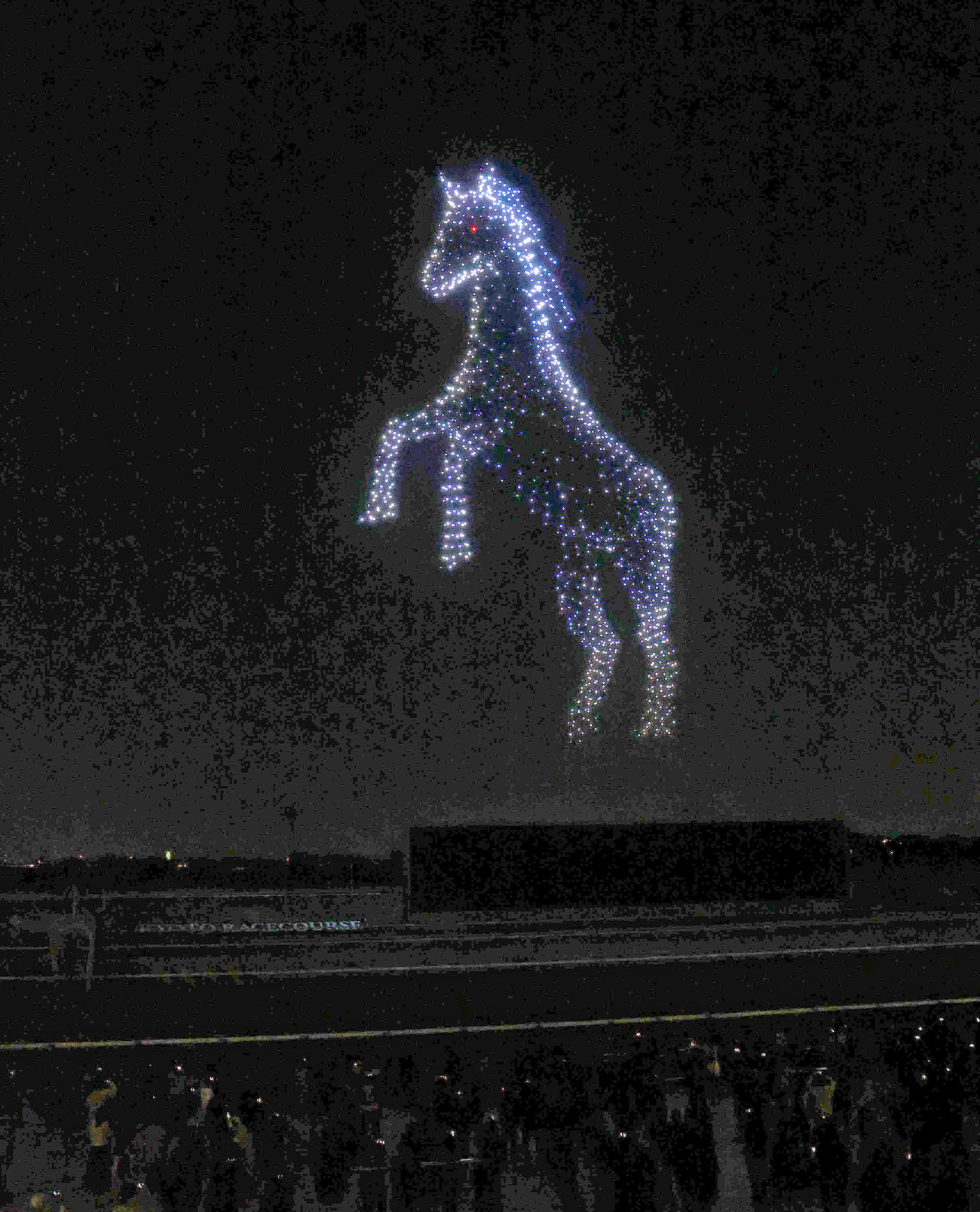 京都競馬場の夜空を彩るドローンショー（撮影・白石智彦）