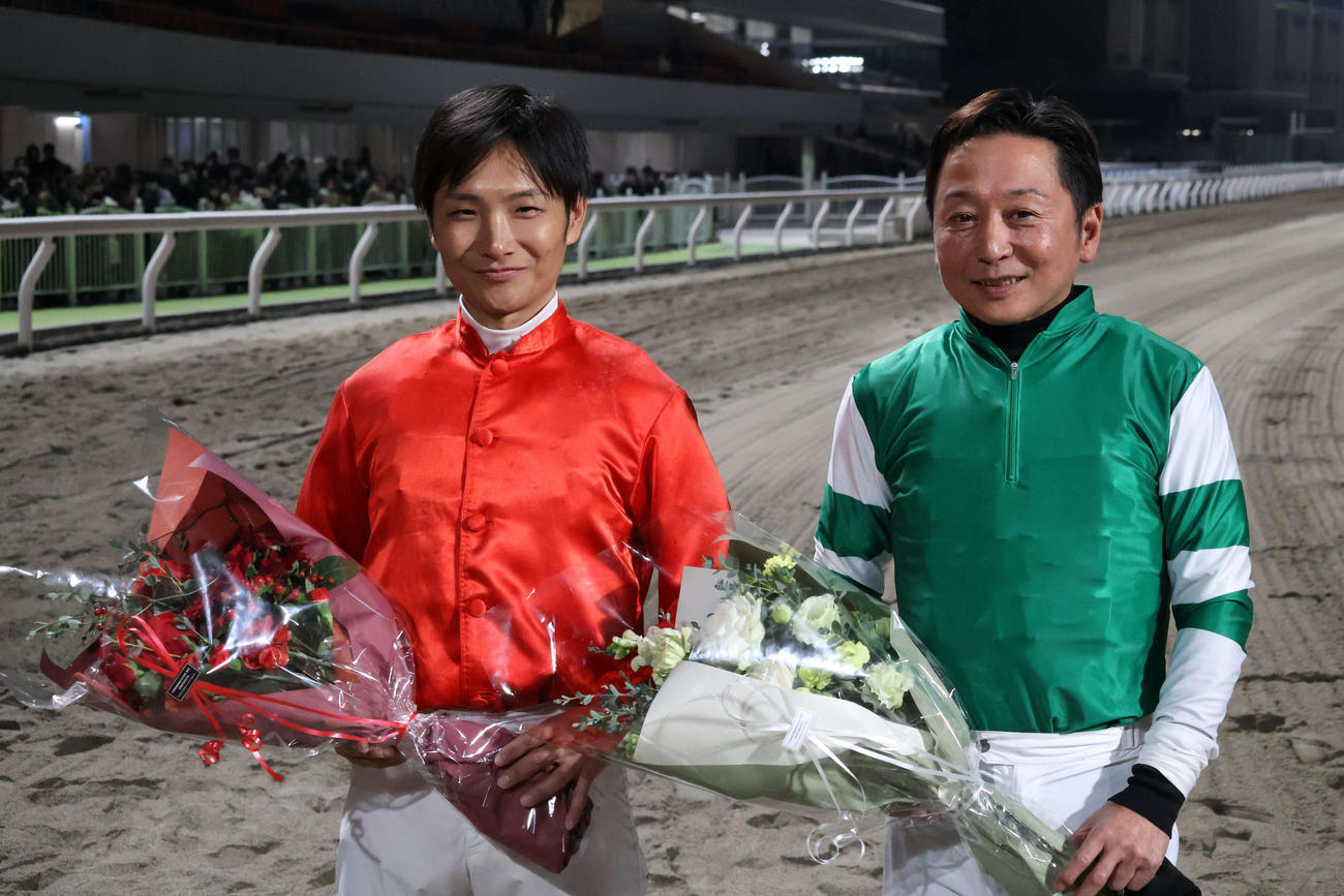 最後の騎乗を終えた山崎誠士騎手（左）と今野忠成騎手はセレモニーで花束を受け取る（撮影・牛山基康）