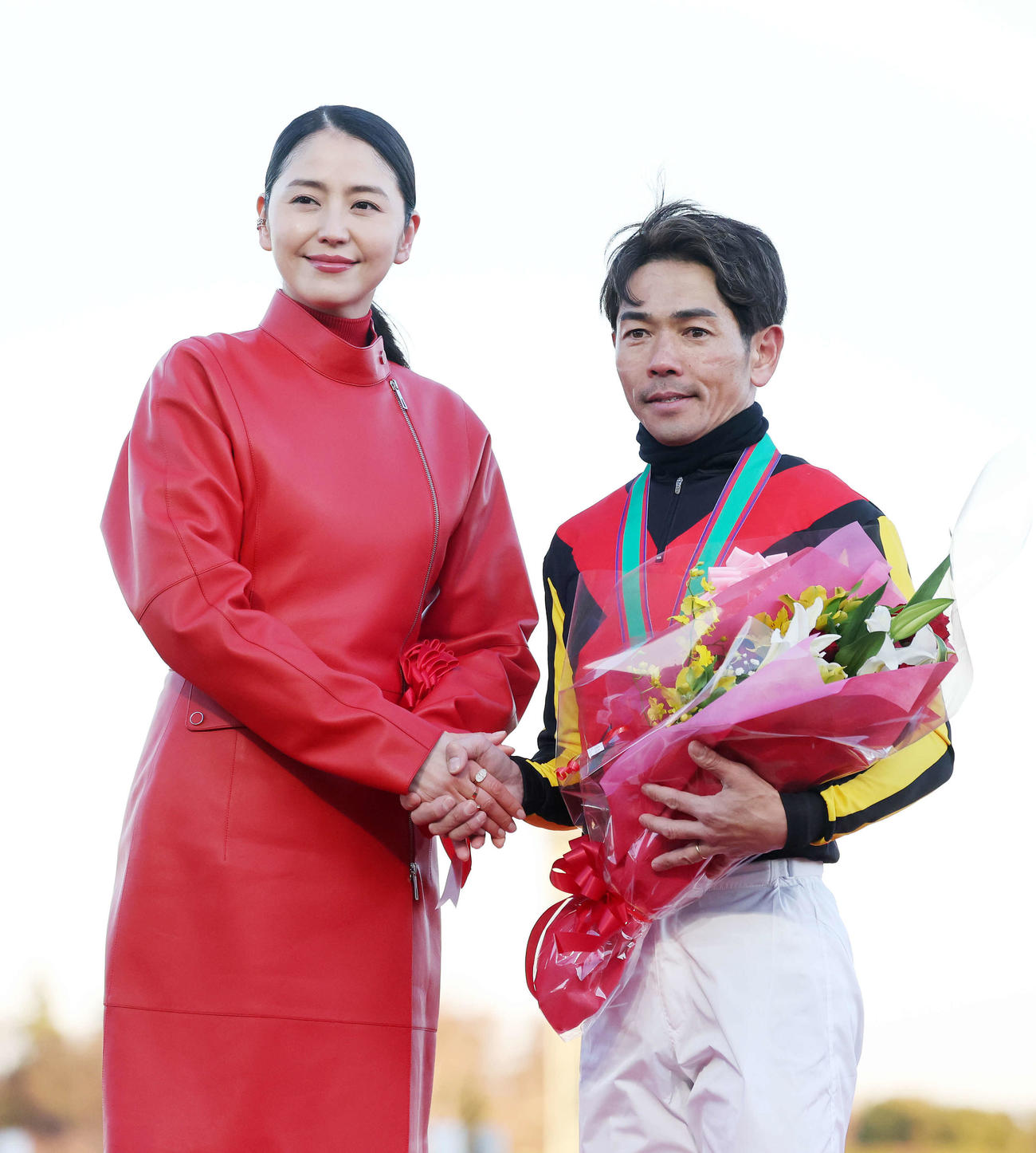 2024年有馬記念、握手し写真に納まる長澤まさみと勝利ジョッキーの戸崎圭太騎手