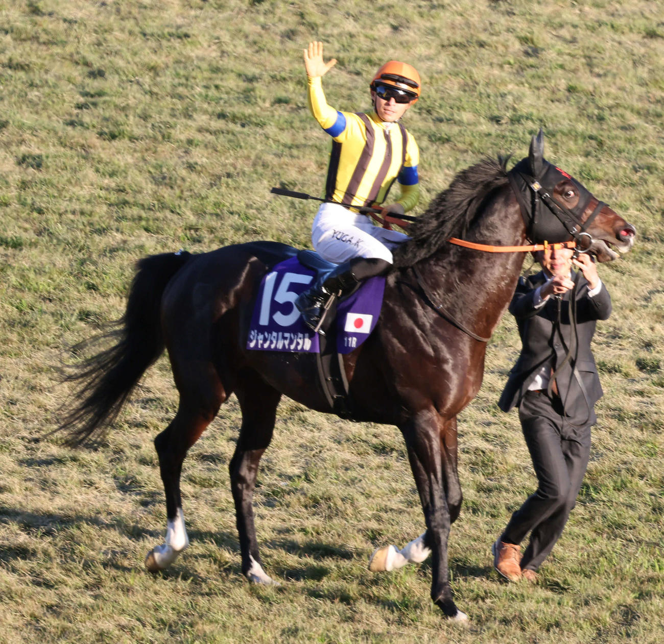 マイルCSをジャンタルマンタルで制した川田騎手はスタンドに手を振って声援に応える（撮影・西尾就之）