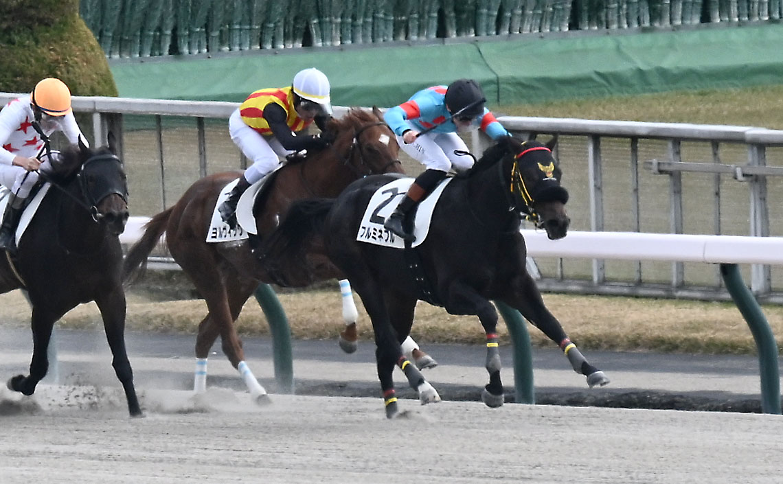 東京4R、2歳新馬戦を制したフルミネブルとプーシャン騎手（右）（撮影・千葉一成）