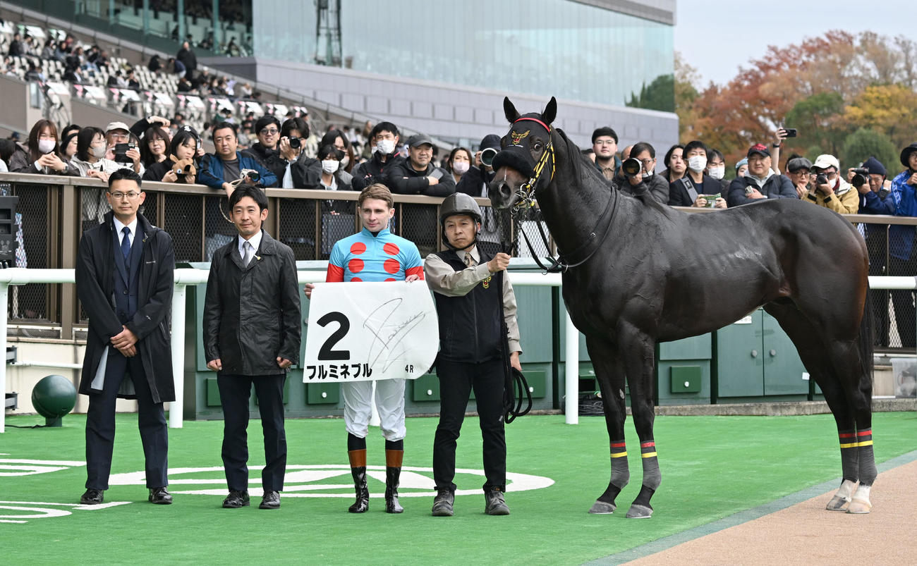東京4R、2歳新馬戦を制したフルミネブルの口取りをするプーシャン騎手と千葉師（左から2人目）（撮影・千葉一成）
