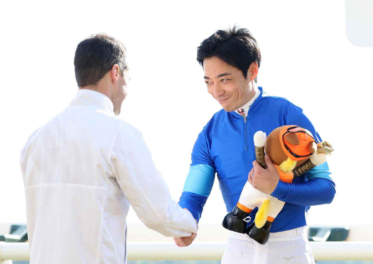 京都1R、JRA年間100勝を達成してルメール騎手（左）と握手する川田騎手（撮影・白石智彦）