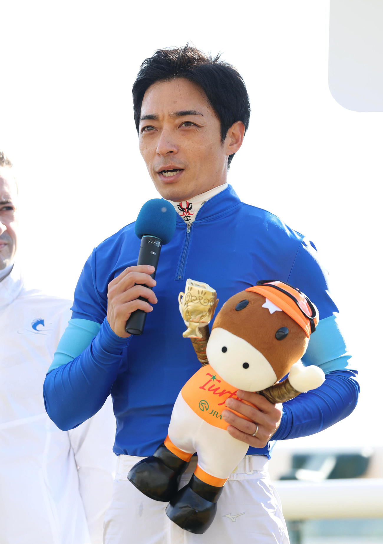 京都1R、JRA年間100勝を達成してインタビューに答える川田騎手（撮影・白石智彦）