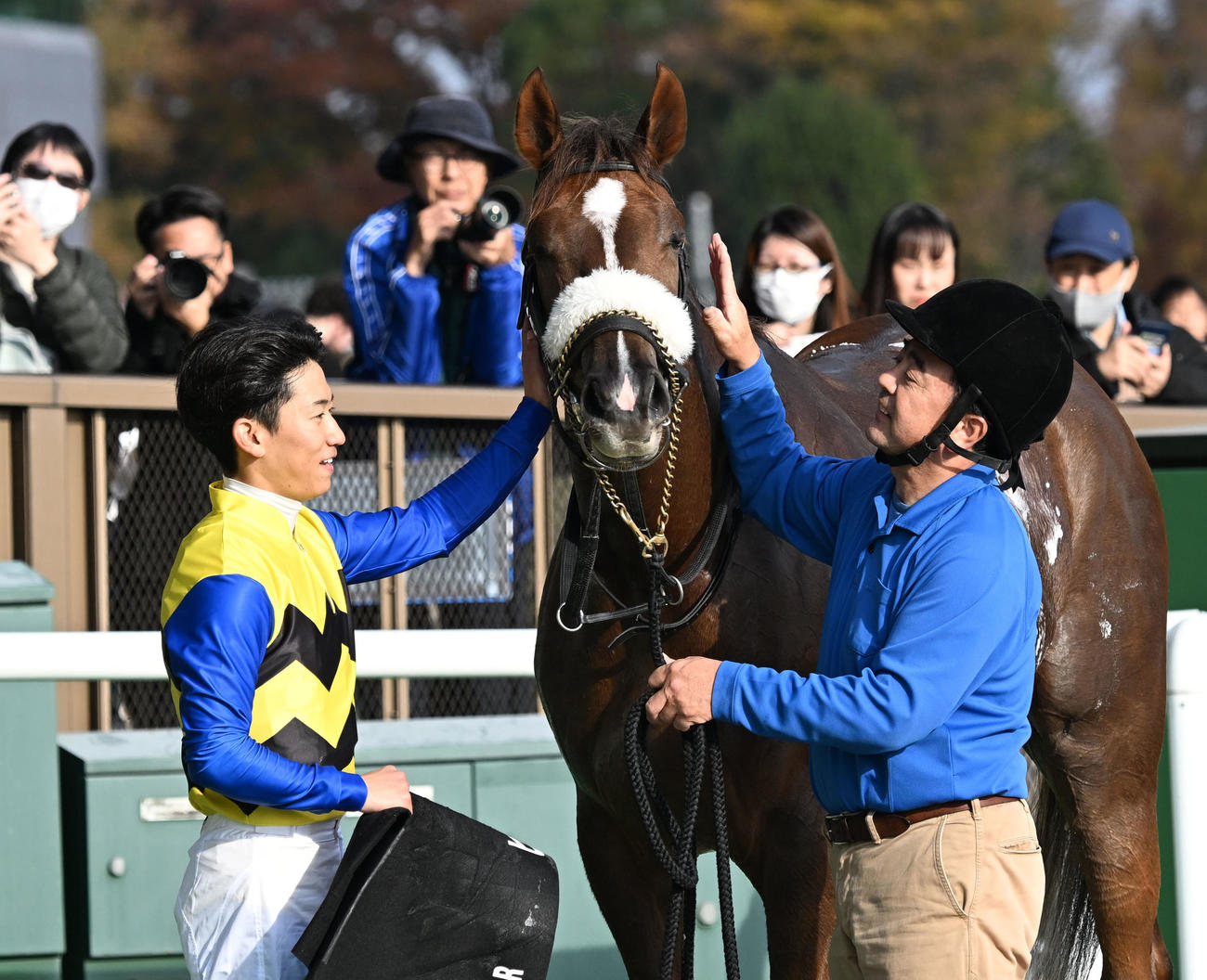 東京9R、赤松賞を制し、ヒズマスターピースをねぎらう荻野極騎手（左）（撮影・千葉一成）