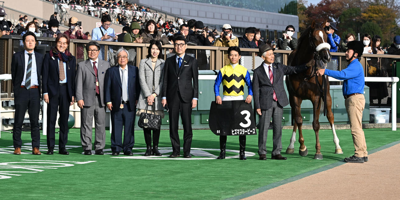 東京9R、赤松賞を制したヒズマスターピースの口取りをする荻野極騎手と国枝師（右から2人目）（撮影・千葉一成）
