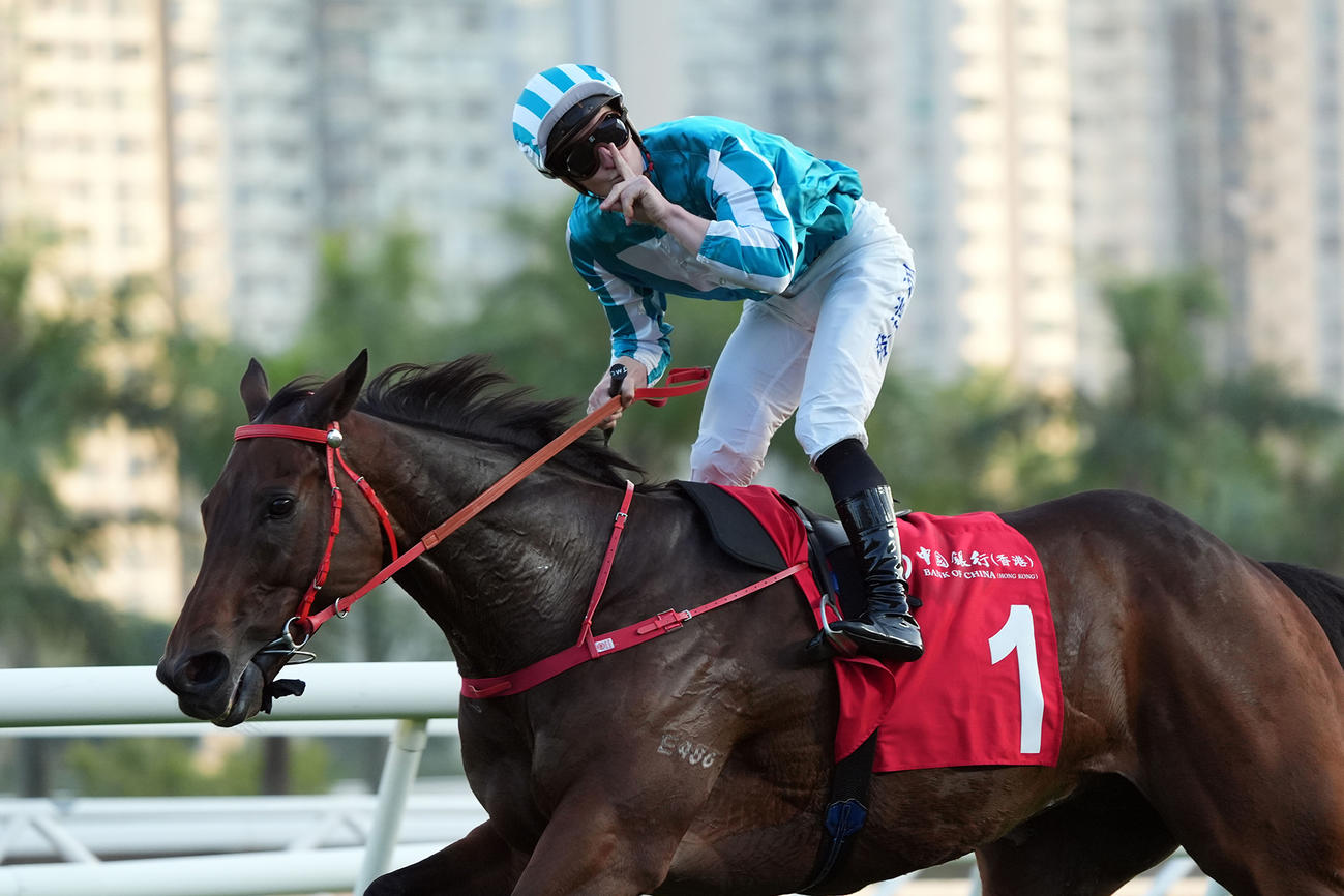 ジョッキークラブCを制したロマンチックウォリアーとマクドナルド騎手（C）The Hong Kong Jockey Club