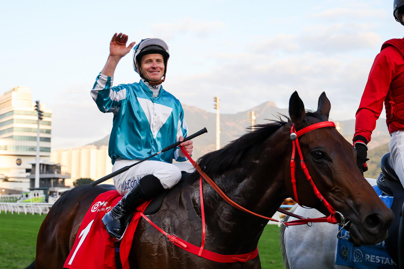 ジョッキークラブCを制したロマンチックウォリアーとマクドナルド騎手（C）The Hong Kong Jockey Club