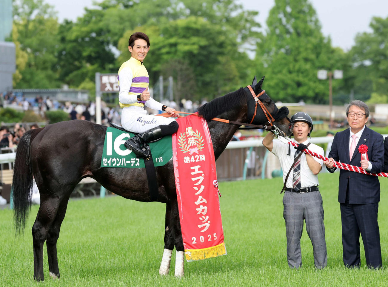 セイウンハーデスと幸騎手、西山オーナー（2025年撮影）
