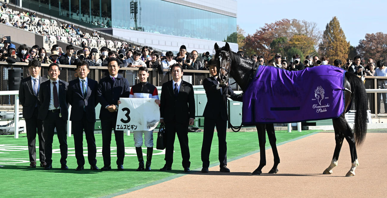 東京3R、2歳未勝利戦を制したエムズビギンの口取りをするデムーロ騎手と友道師（左端）（撮影・千葉一成）